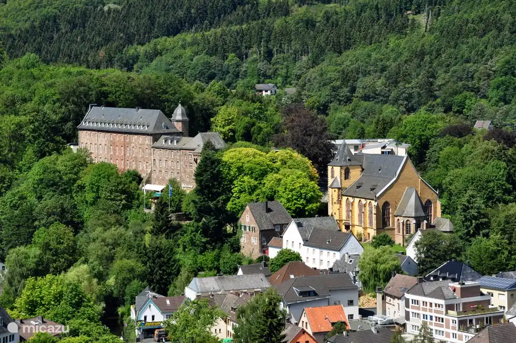 Schloss und Kirche Schleiden in der Nähe des Zentrums von Schleiden