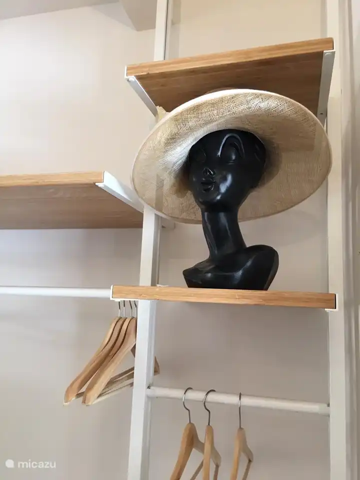 espace de rangement facile pour vos vêtements, même votre chapeau