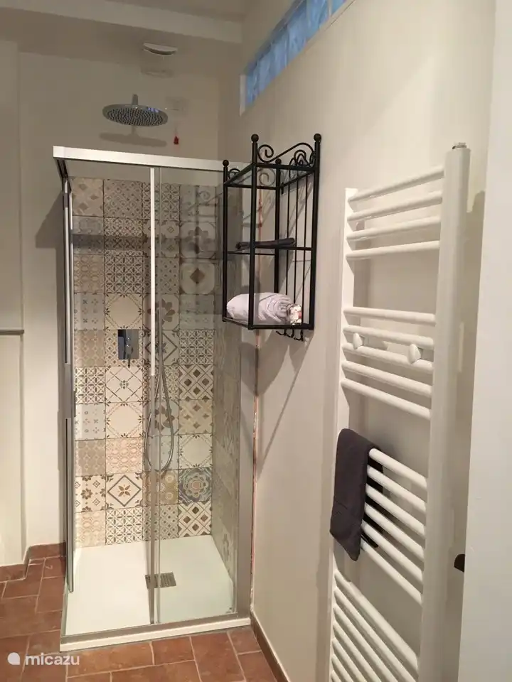 une salle de bain privée avec douche, lavabo, toilette et bidet