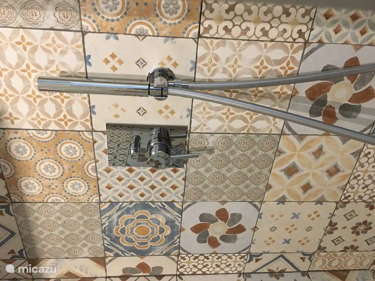 les carreaux colorés offrent une expérience de douche unique