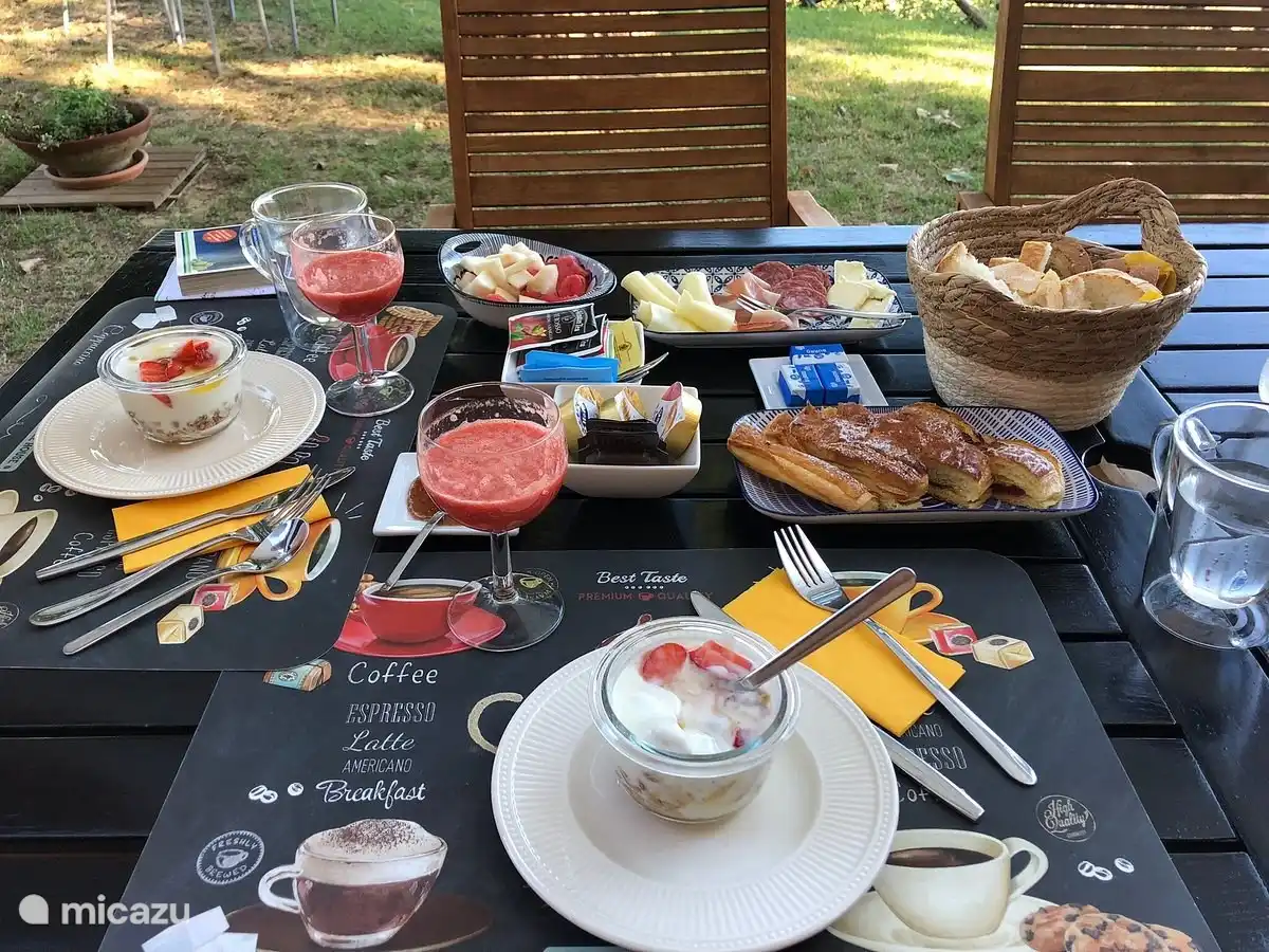 Si les clients des appartements souhaitent également le petit-déjeuner, le prix par petit-déjeuner s'élève à 12,50 euros par personne. Les prix du petit-déjeuner sont adaptés aux enfants.