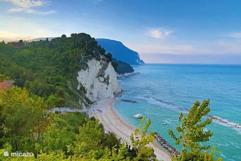 vous cherchez de belles plages ? Visitez ensuite le Monte Conero, accessible en une demi-heure.