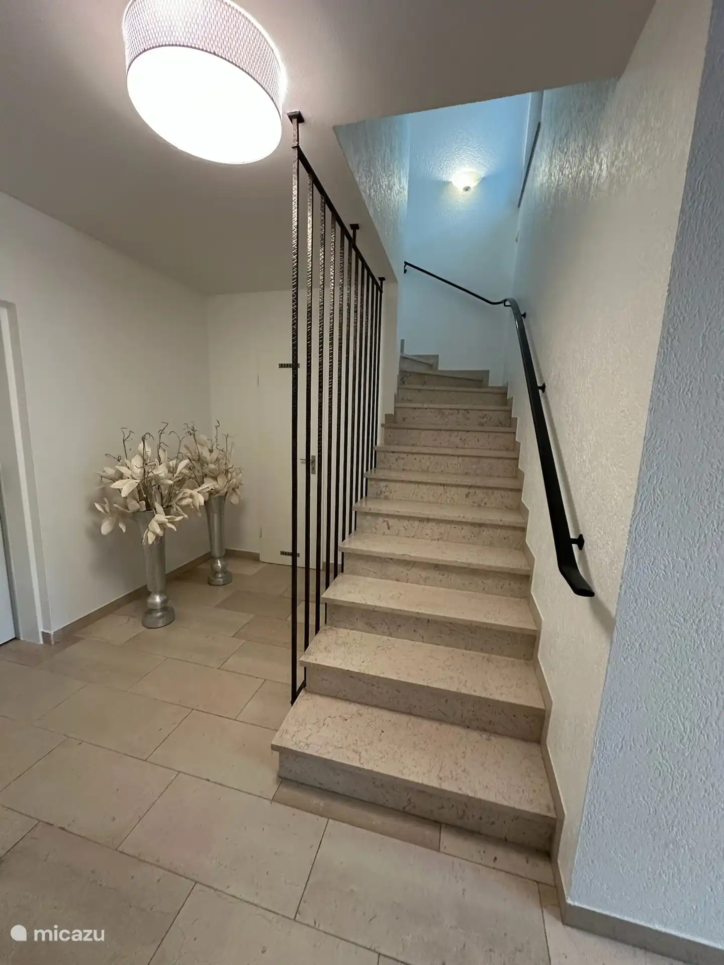 Treppe zum Eingang / Eingangstür Penthouse Holgenbach