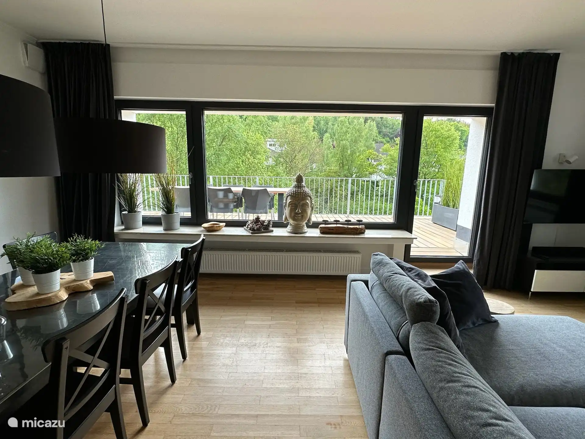 Wohnzimmer mit Esstisch Penthouse Holgenbach