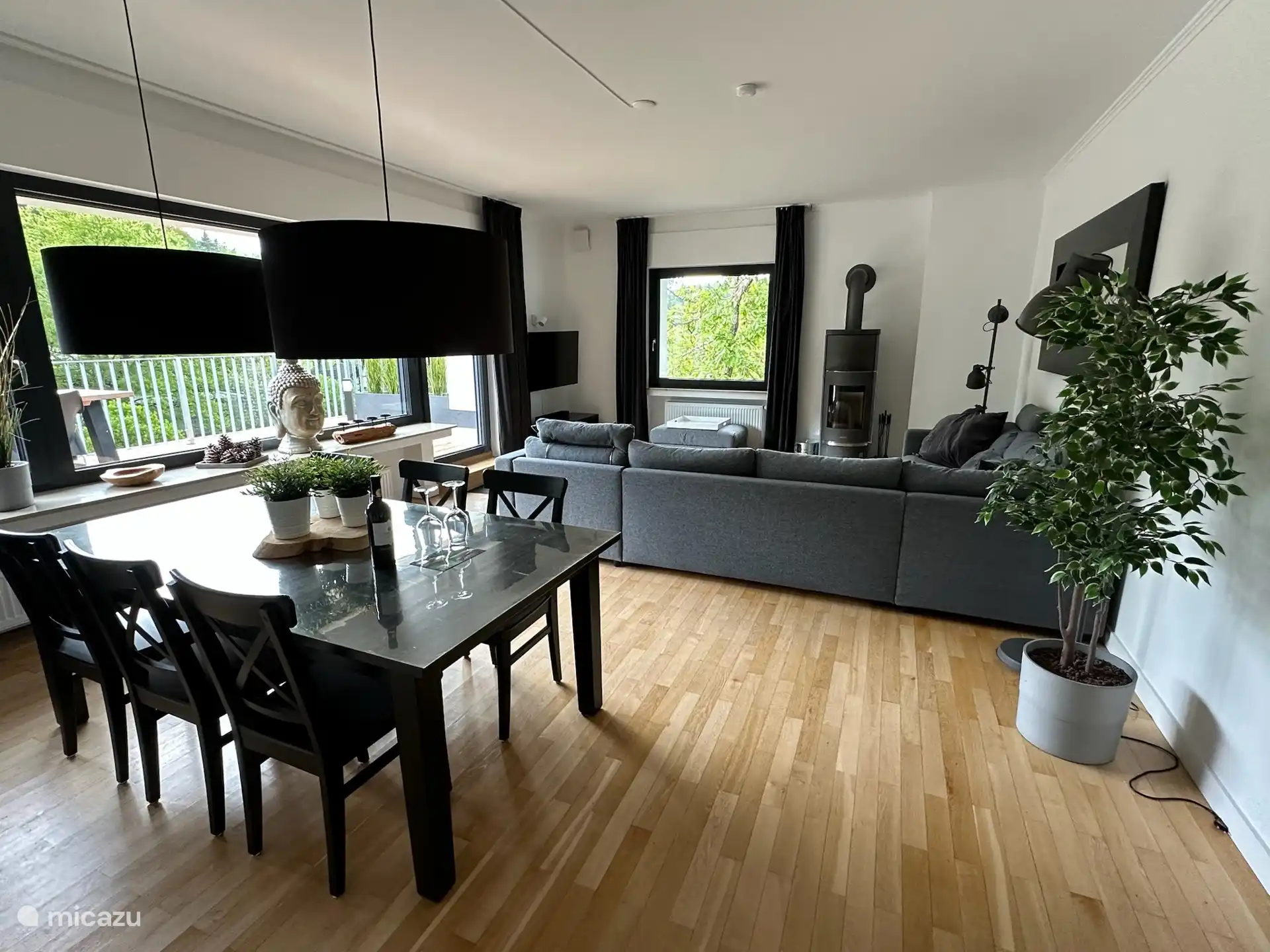 Wohnzimmer und Holzofen Penthouse Holgenbach