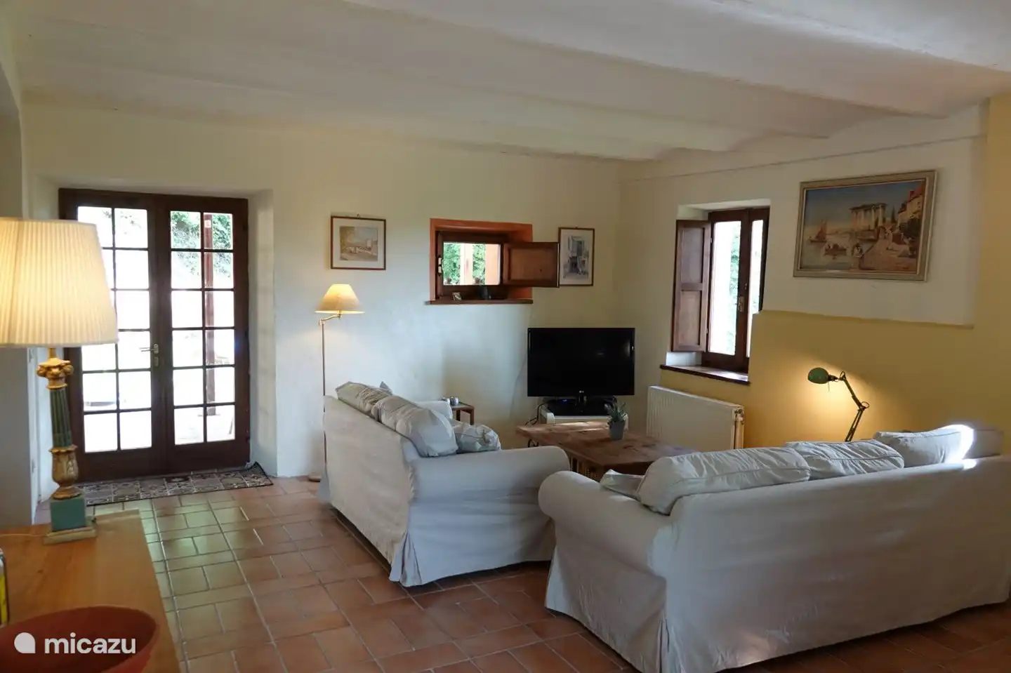 In de televisiehoek staan twee zitbanken