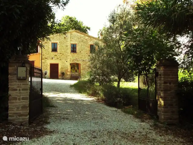 Location de Vacances Italie, Marche, San Lorenzo In Campo, maison de vacances - Maison Panorama Il y a une allée devant la maison