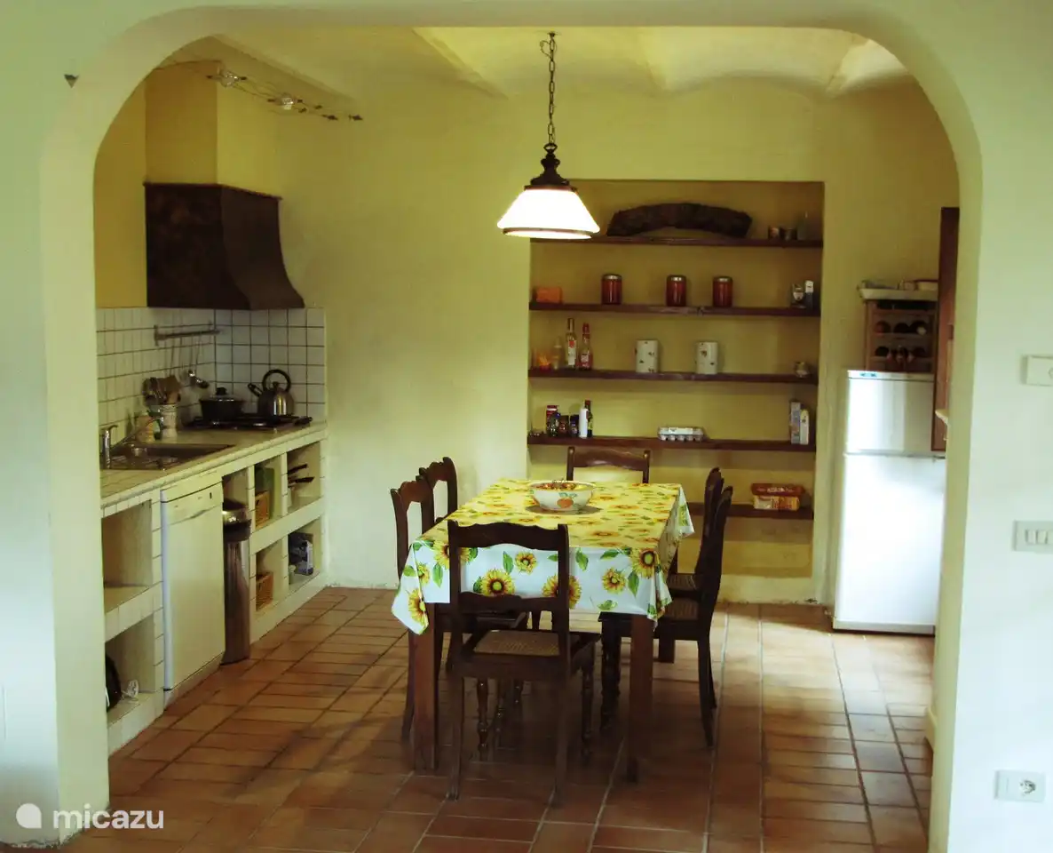 Gezellige open keuken met o.a. Oven/magnetron en twee koffiezetapparaten