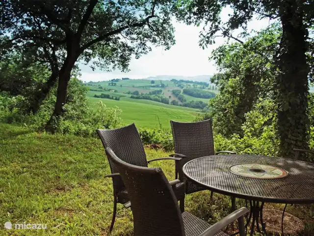 Location de Vacances Italie, Marche, San Lorenzo In Campo, maison de vacances - Maison Panorama Vous pouvez profiter de la vue depuis un siège sur le côté sous les arbres