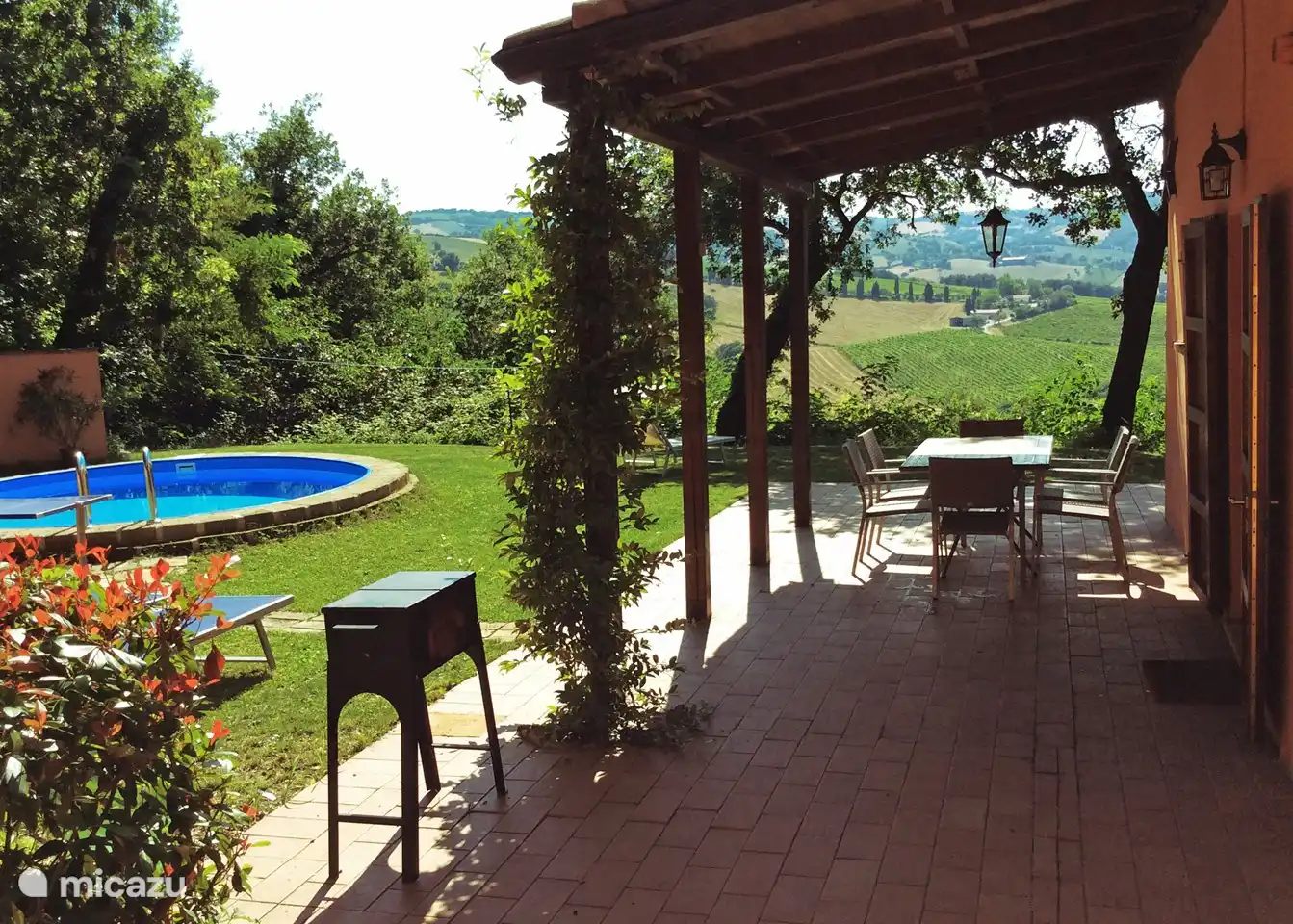 Vanaf het terras bent u in een paar stappen bij het zwembad