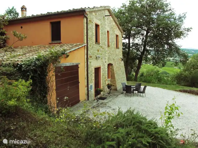 Location de Vacances Italie, Marche, San Lorenzo In Campo, maison de vacances - Maison Panorama La maison a quelques siècles et possède des murs très épais, ce qui la rend agréable et fraîche en été.