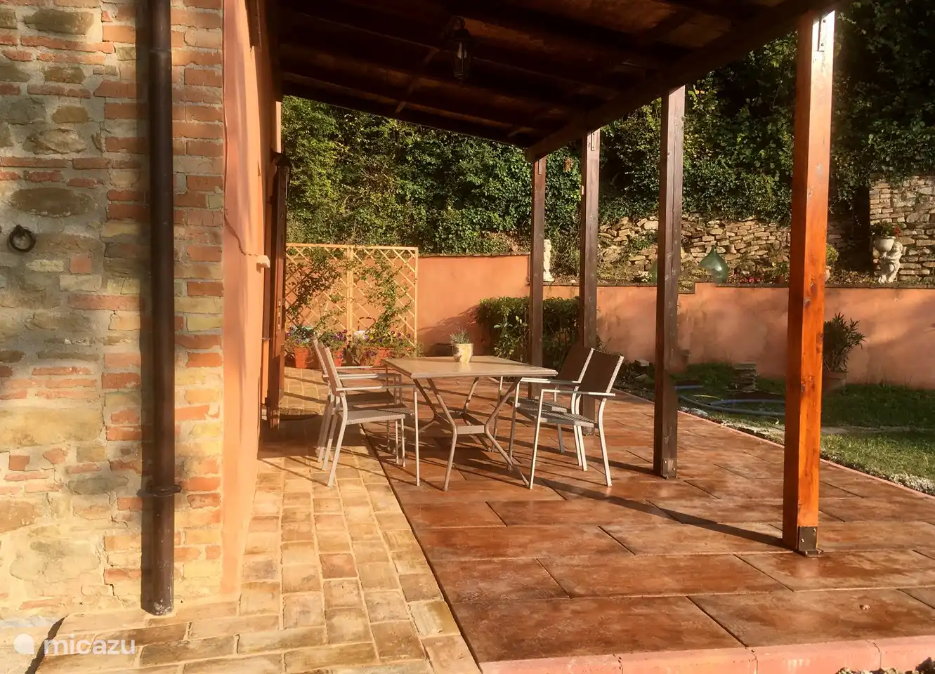 Het terras is onlangs gerenoveerd 