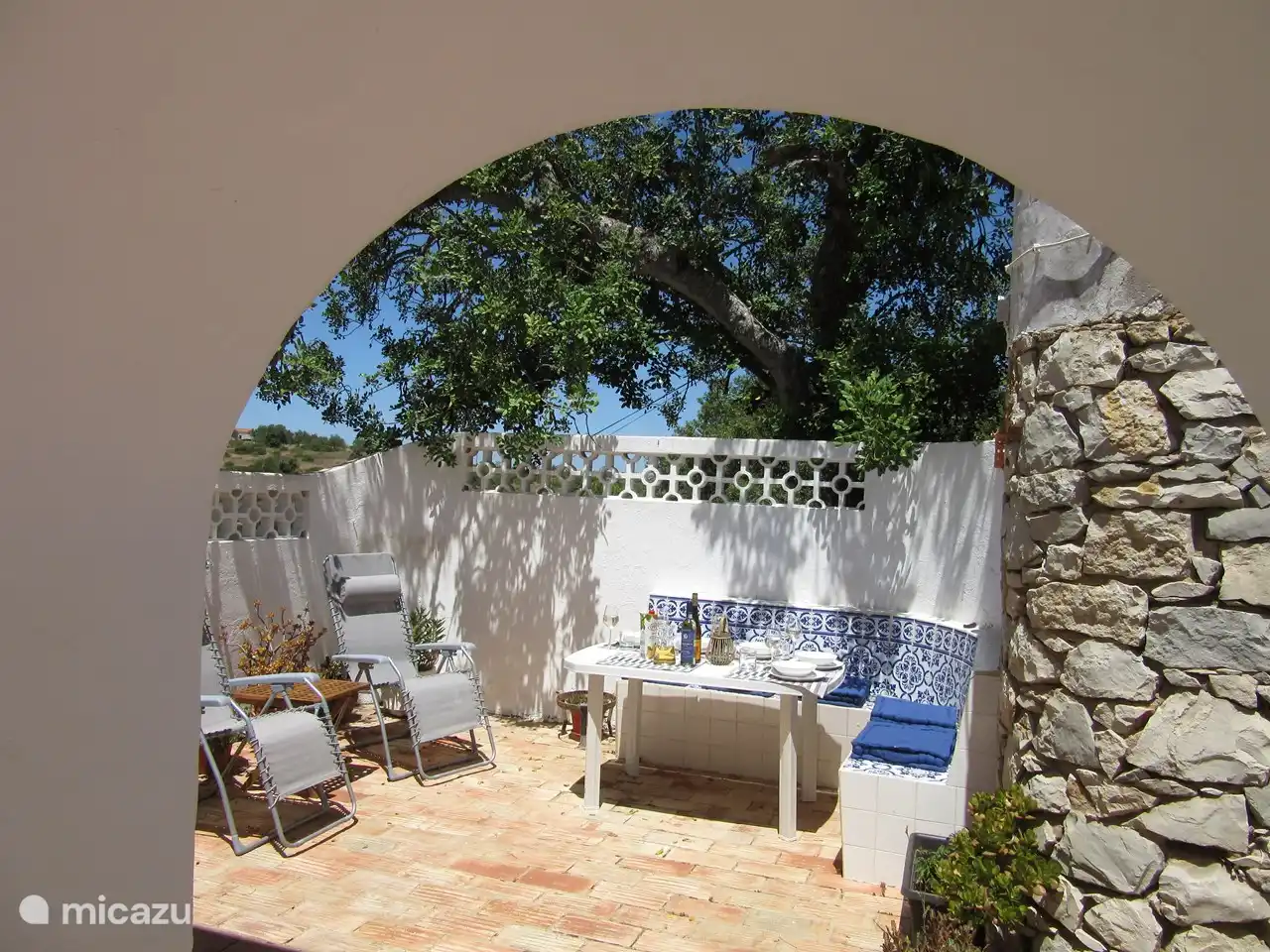 Arch à la terrasse latérale confortable