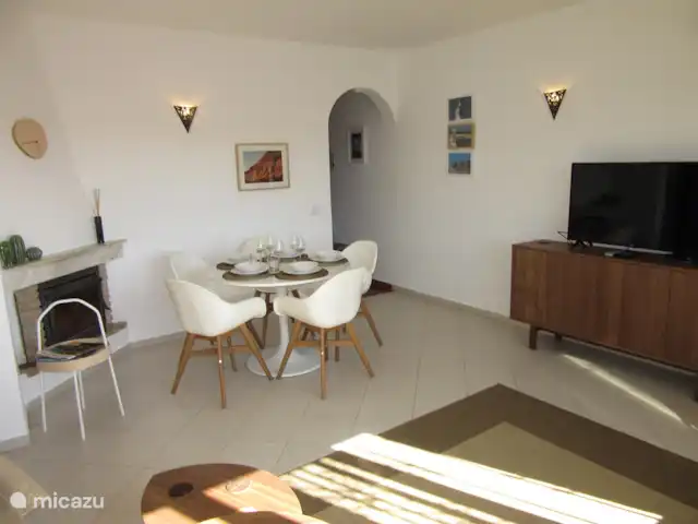 Casa Pura Vida, vue fantastique sur la mer | Portugal, Algarve, Guia - maison de vacances Table à manger dans le salon spacieux