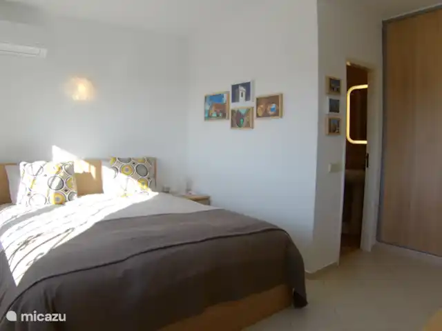 Casa Pura Vida, vue fantastique sur la mer | Portugal, Algarve, Guia - maison de vacances Salle de bain intégrée à la chambre des maîtres. Une partie de l'armoire visible