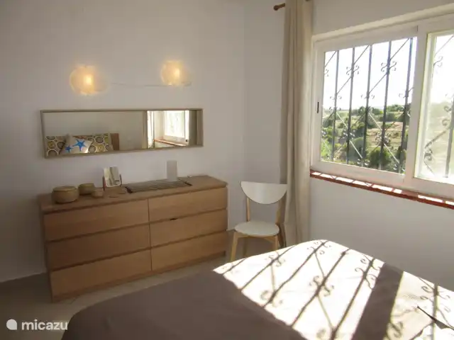 Casa Pura Vida, vue fantastique sur la mer | Portugal, Algarve, Guia - maison de vacances Commode avec miroir dans la chambre principale. Regardez la vue!