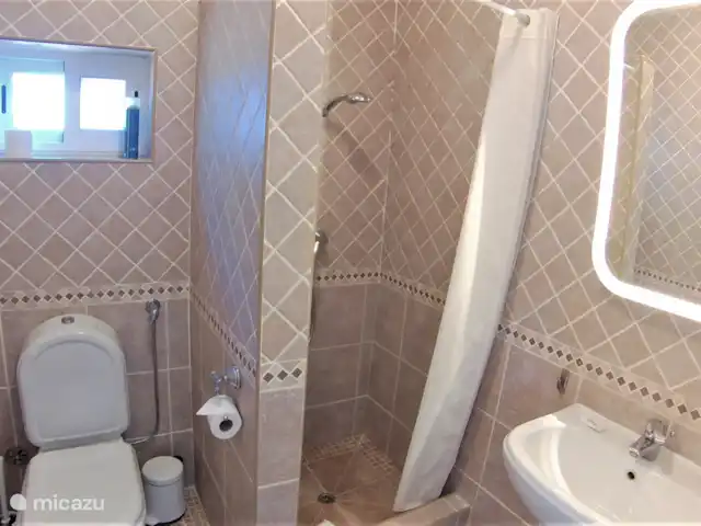 Casa Pura Vida, vue fantastique sur la mer | Portugal, Algarve, Guia - maison de vacances La salle de bain de la chambre parentale avec WC, lavabo et douche.