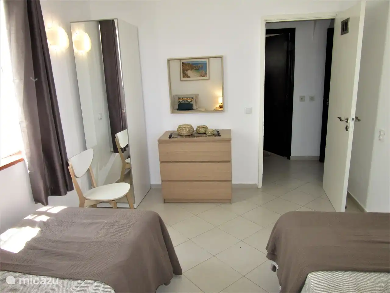 Armoire, commode, miroir et chaise dans la 2ème chambre