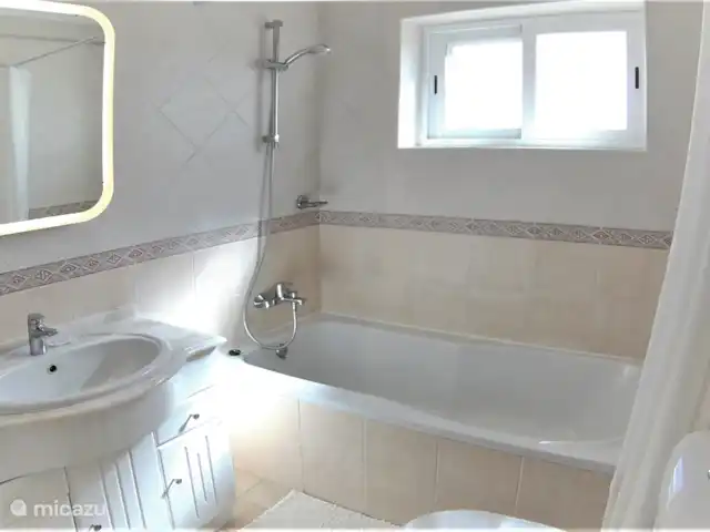 Casa Pura Vida, vue fantastique sur la mer | Portugal, Algarve, Guia - maison de vacances La deuxième salle de bain a une baignoire, un lavabo et des toilettes