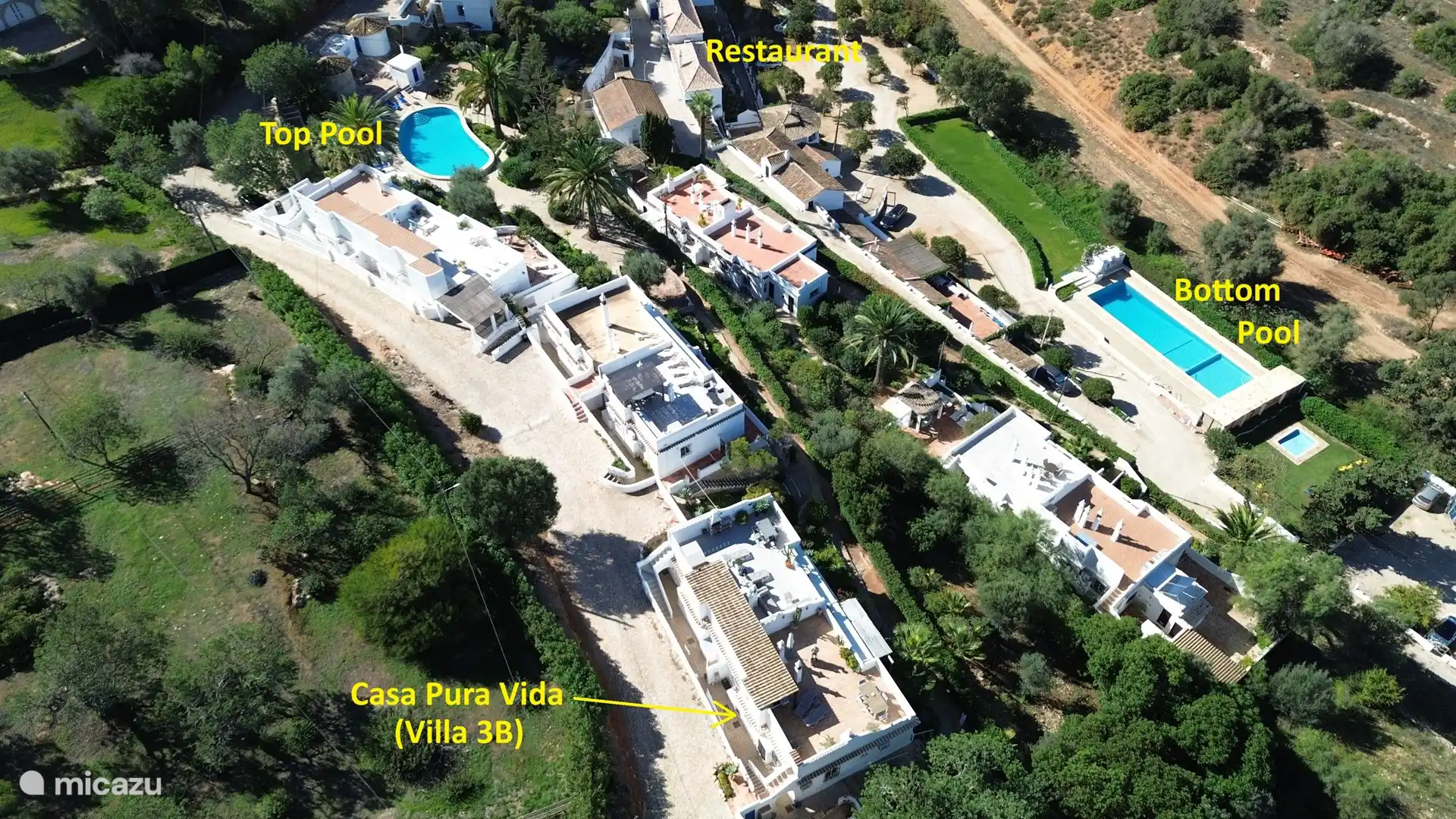 Vue aérienne avec la maison et les piscines