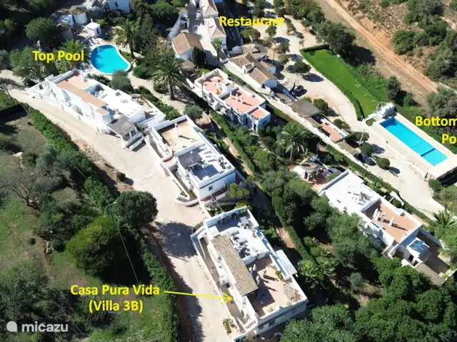 Casa Pura Vida, vue fantastique sur la mer | Portugal, Algarve, Guia - maison de vacances Vue aérienne avec la maison et les piscines