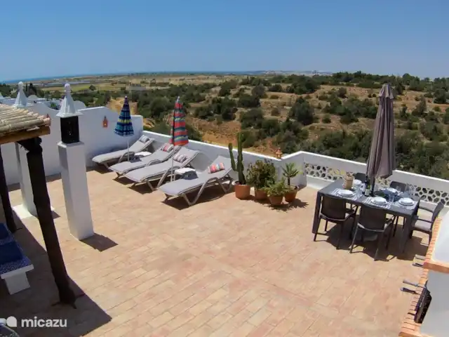 Casa Pura Vida, vue fantastique sur la mer | Portugal, Algarve, Guia - maison de vacances La terrasse sur le toit de la Casa Pura Vida