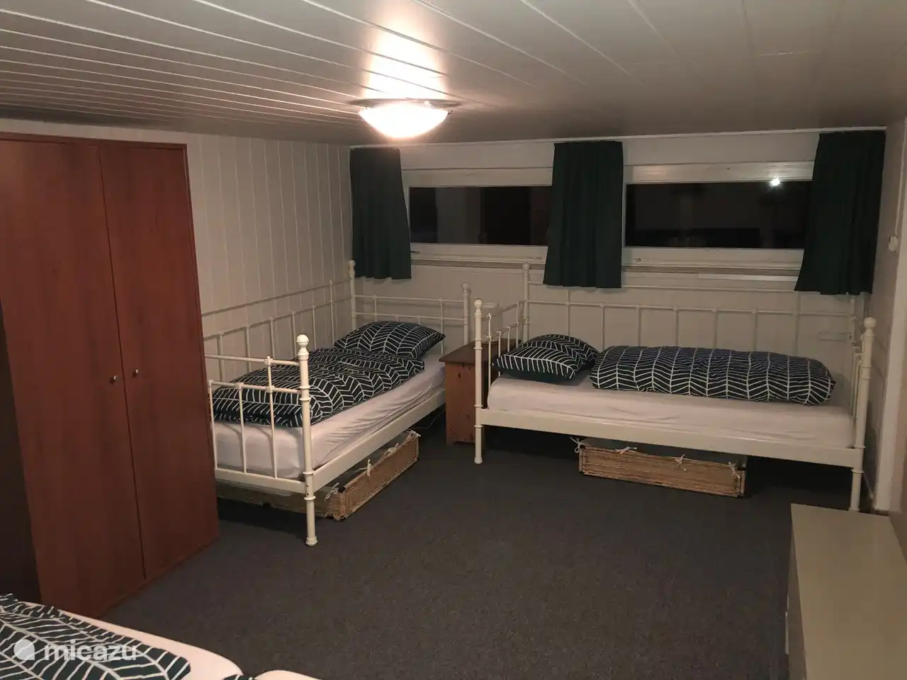 Impression des 2 lits simples dans la chambre au sous-sol.