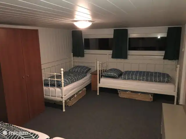 De Marke en Alemania, Baja Sajonia, Uelsen - cabaña de madera Impresión de las 2 camas individuales en el dormitorio del sótano.