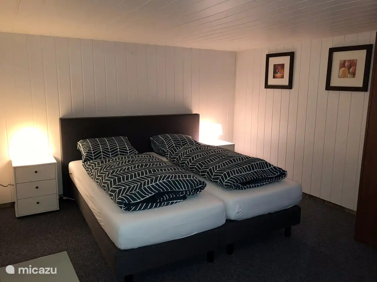 Au sous-sol se trouve une chambre avec un sommier double et deux lits simples.