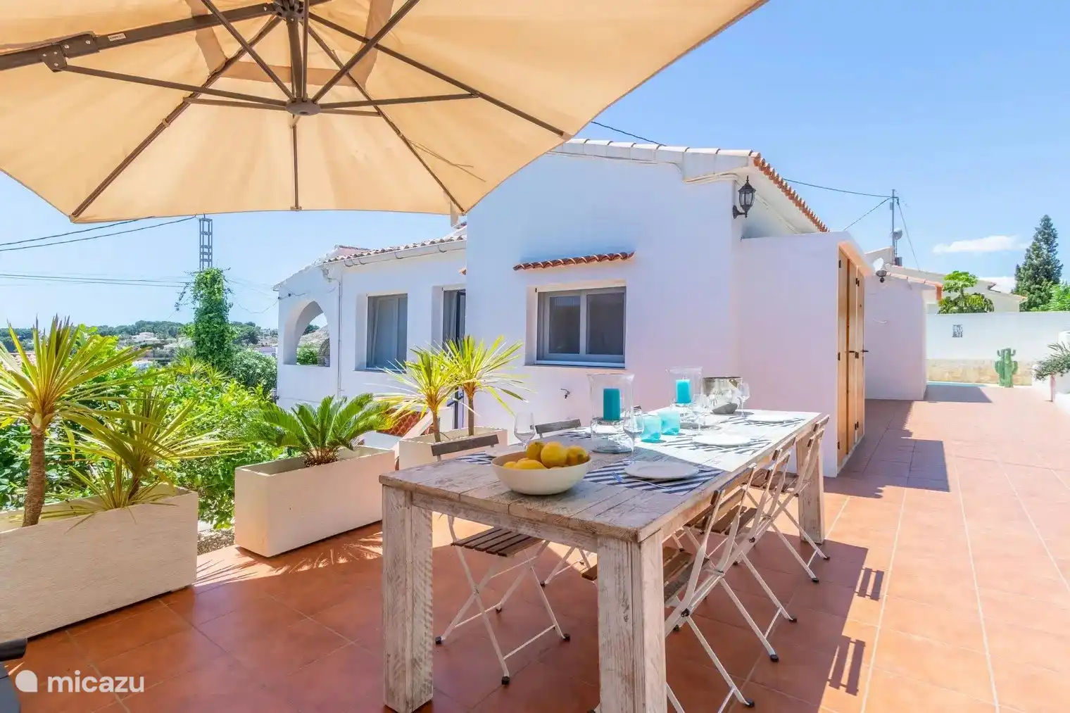 Comedor que da a la cocina + barbacoa y sombrilla