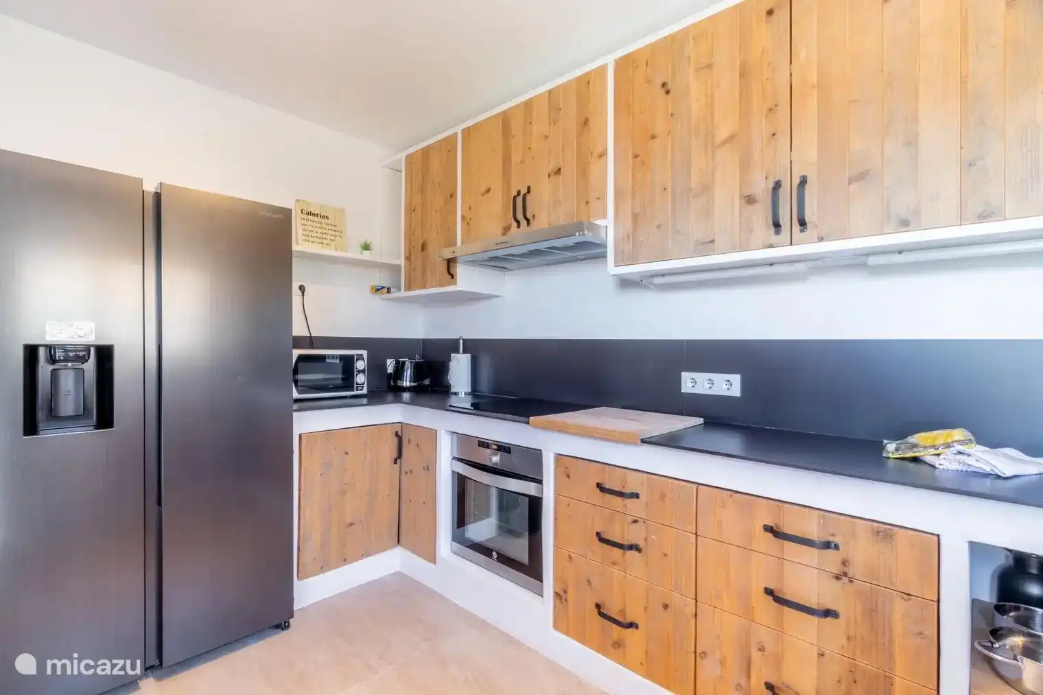 Cocina totalmente equipada con cafetera Nespresso y agua filtrada y cubitos de hielo. Electrodomésticos de cocina hiperequipados.