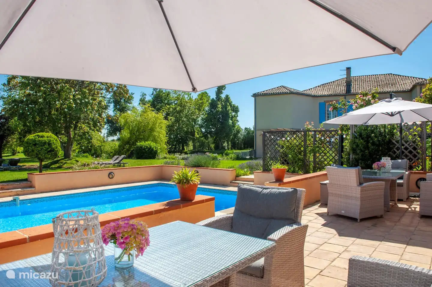 Terrasse an der Poolbar / Küche