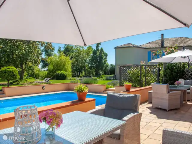 Location de Vacances France, Tarn-et-Garonne, Vigueron, studio - Escudes Touche d'Or Terrasse au bar de la piscine / cuisine