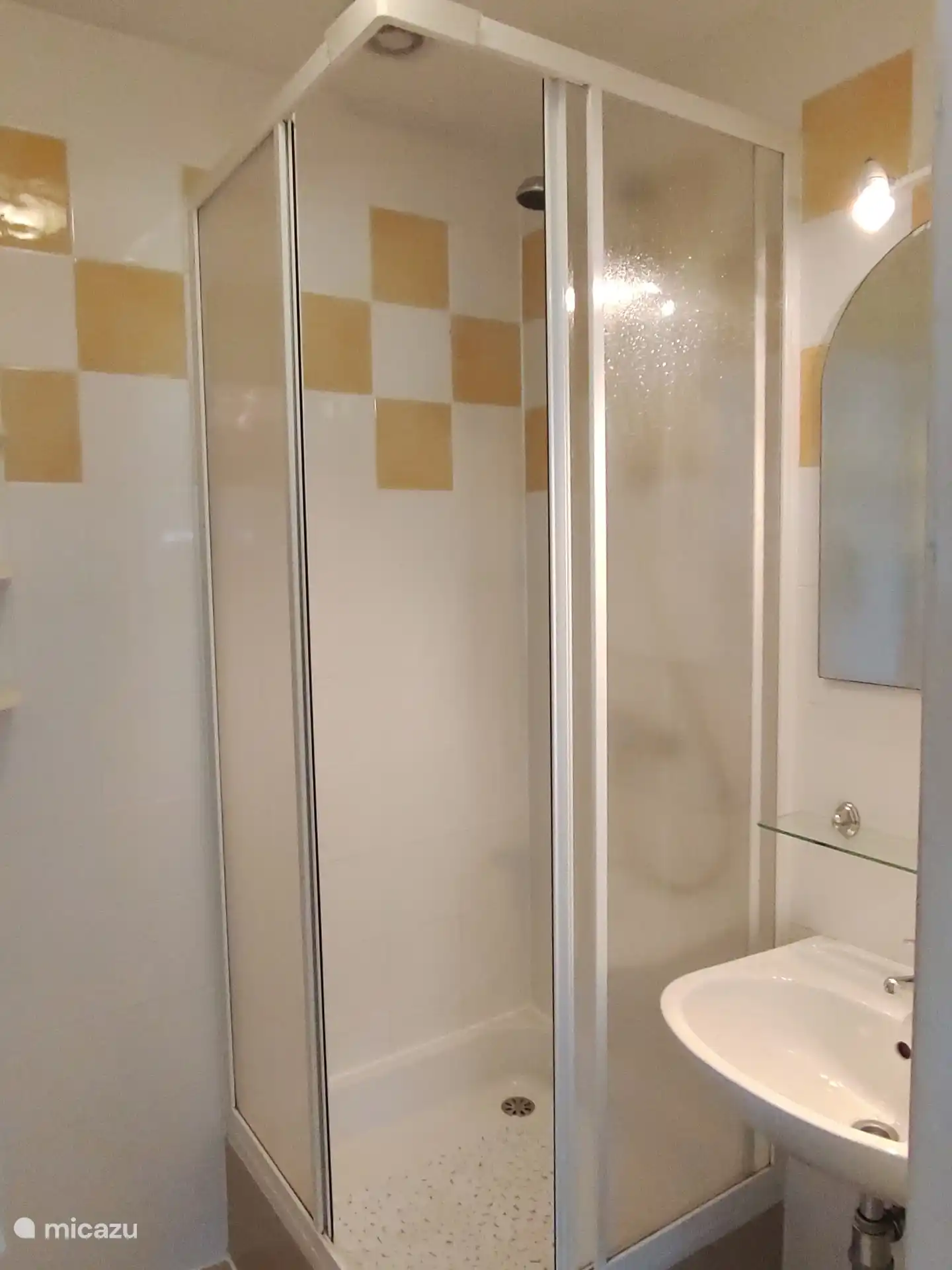 douche et lavabo à l’étage