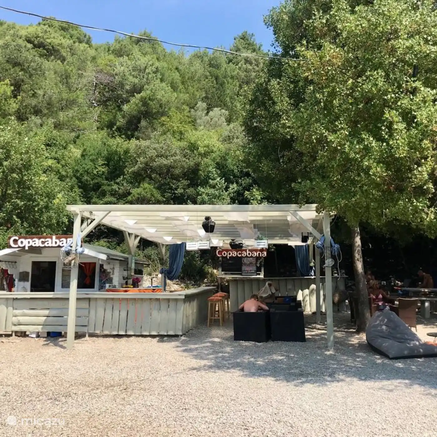 Bar à la plage de Luka Plomin