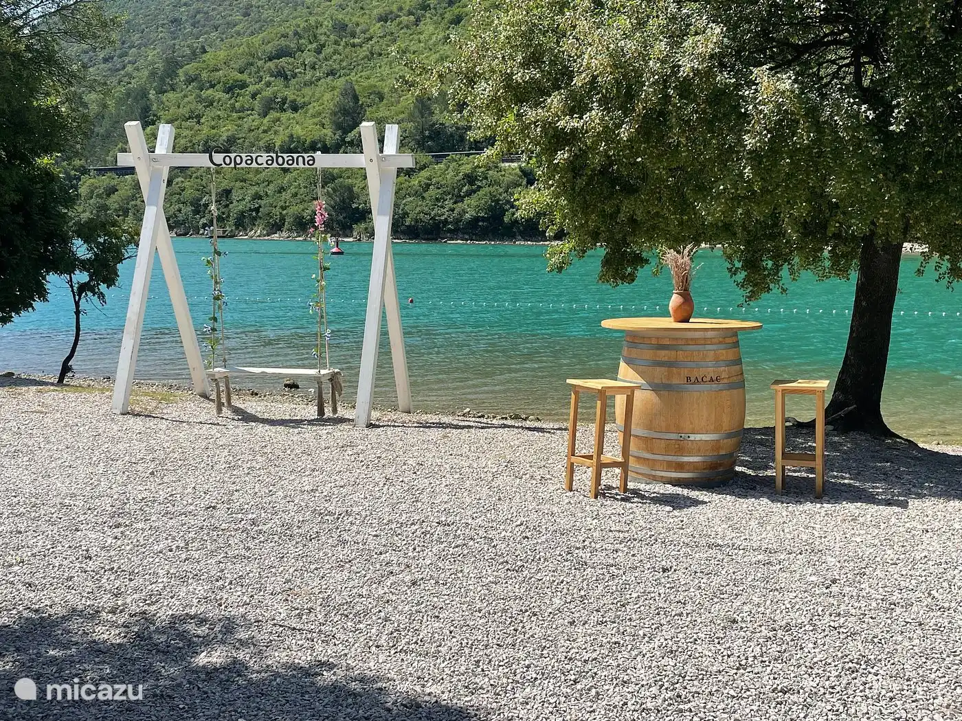 La plage chaleureuse de Luka Plomin est à proximité