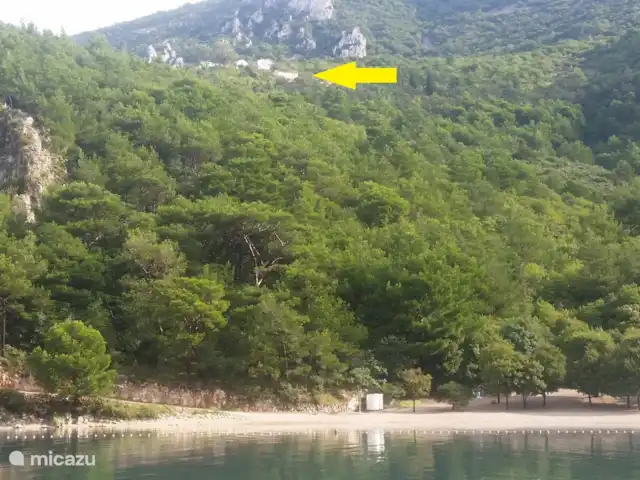 Fianona huren in Kroatië, Istrië, Labin - vakantiehuis Vanaf de baai bij Plomin Luka kun je het huis zien.