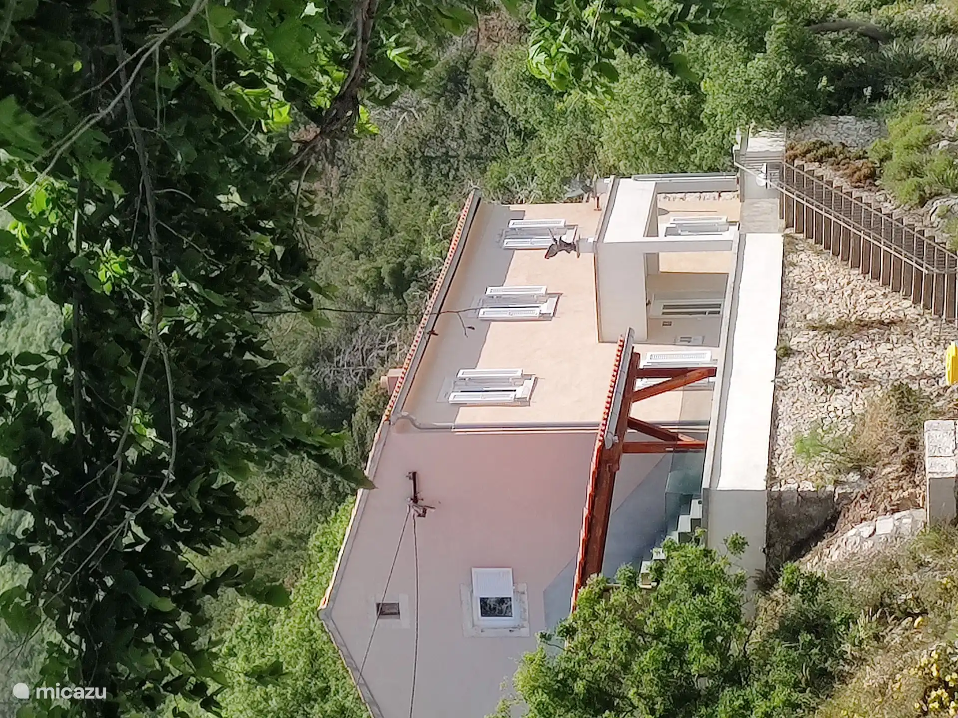 Das Haus ist gegen den Berg Ucka gebaut