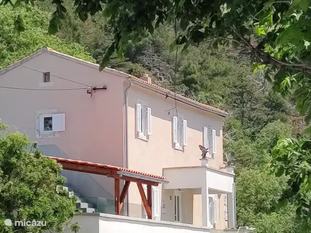 Fianona huren in Kroatië, Istrië, Labin - vakantiehuis Het huis is gebouwd tegen de berg Ucka