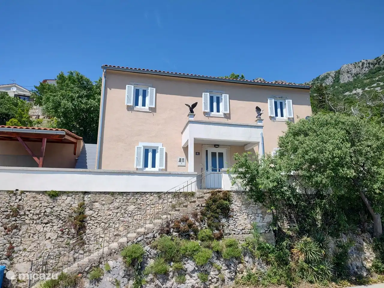 Das Haus von der Straße aus gesehen