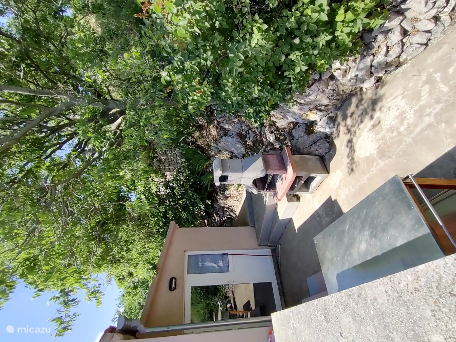 Grill am Kücheneingang und auf der großen Terrasse