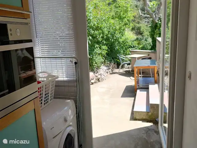 Fianona huren in Kroatië, Istrië, Labin - vakantiehuis Zicht vanuit de keuken richting bbq en terras