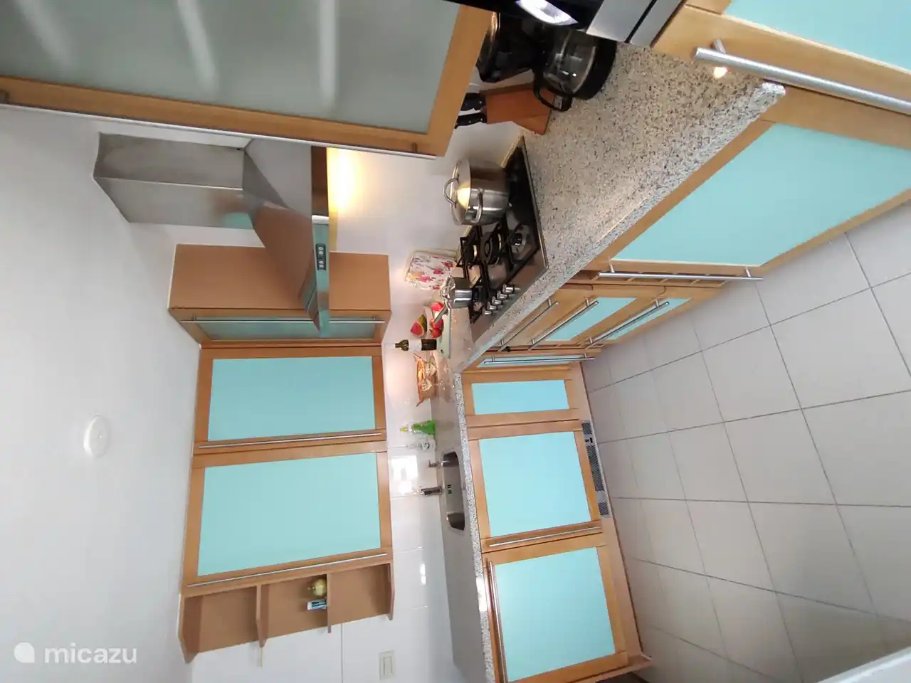 Küche mit Kühlschrank, Gefrierschrank mit 3 Schubladen, Geschirrspüler und Waschmaschine.