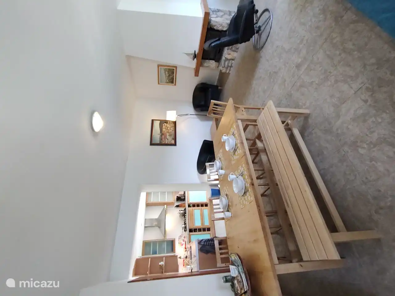 Geräumiges Wohnzimmer mit Esstisch und offener Küche