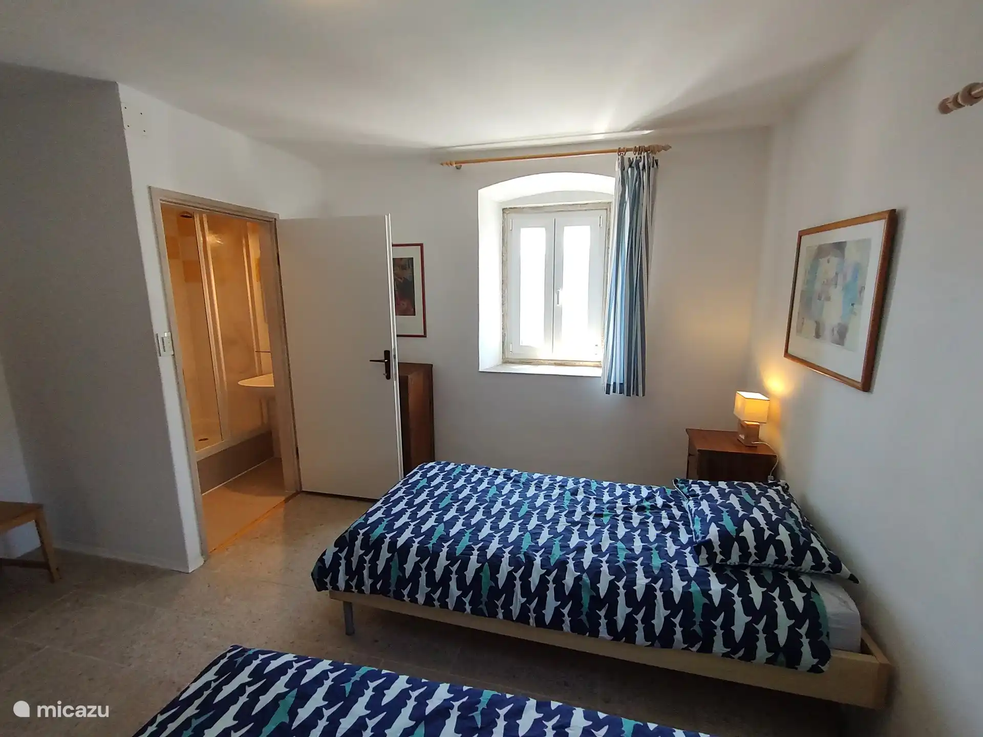 Schlafzimmer im ersten Stock mit eigener Dusche und Waschbecken