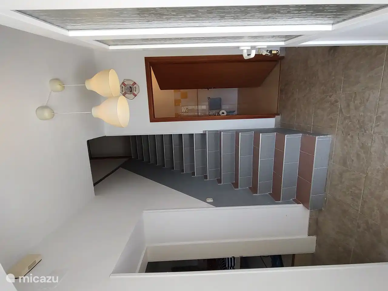 Flur im Erdgeschoss mit Badezimmer und Schlafzimmer 1 und 2 links und rechts