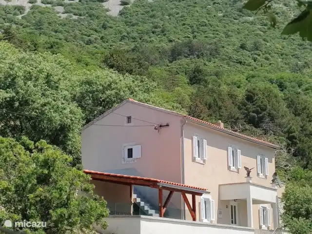 Fianona huren in Kroatië, Istrië, Labin - vakantiehuis Gebouwd tegen de berg Ucka, in het pittoreske Plomin, terrasjes en restaurantjes om de hoek.