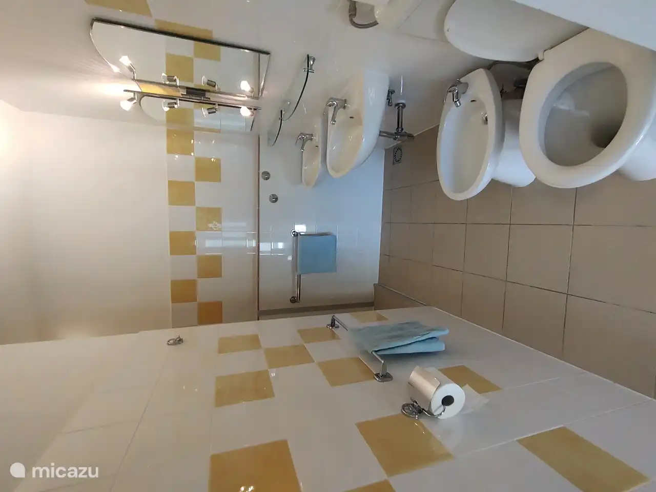 Badezimmer im Erdgeschoss mit zwei Waschbecken, ebenerdiger Dusche, Toilette und Bidet