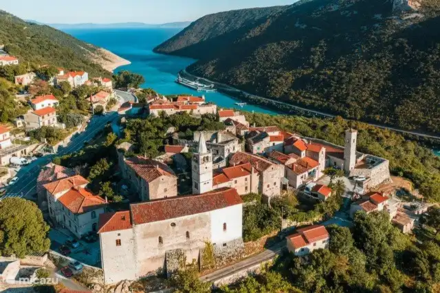 Plomin aus der Luft gesehen. Das Haus liegt auf der linken Seite gleich hinter der Kurve (auf diesem Foto nicht sichtbar)