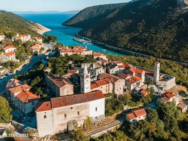 Fianona huren in Kroatië, Istrië, Labin - vakantiehuis Plomin vanuit de lucht gezien. Het huis ligt links net voorbij de bocht (niet zichtbaar op deze foto)
